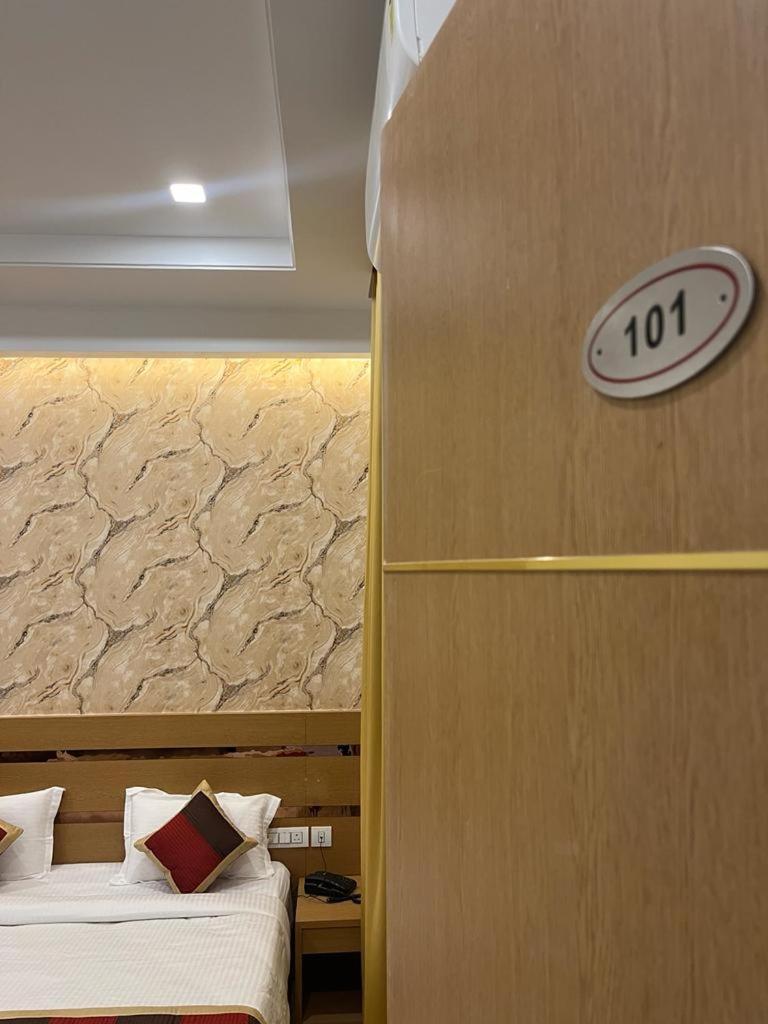 Hotel Royal Casa ラクナウ エクステリア 写真