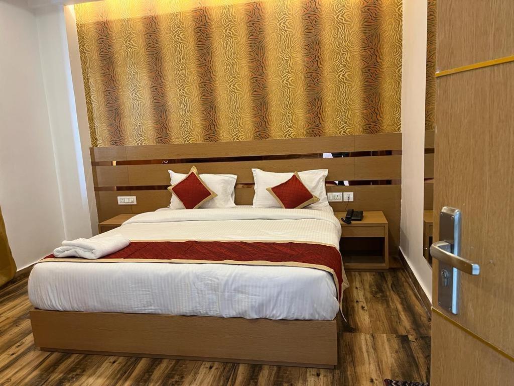 Hotel Royal Casa ラクナウ エクステリア 写真
