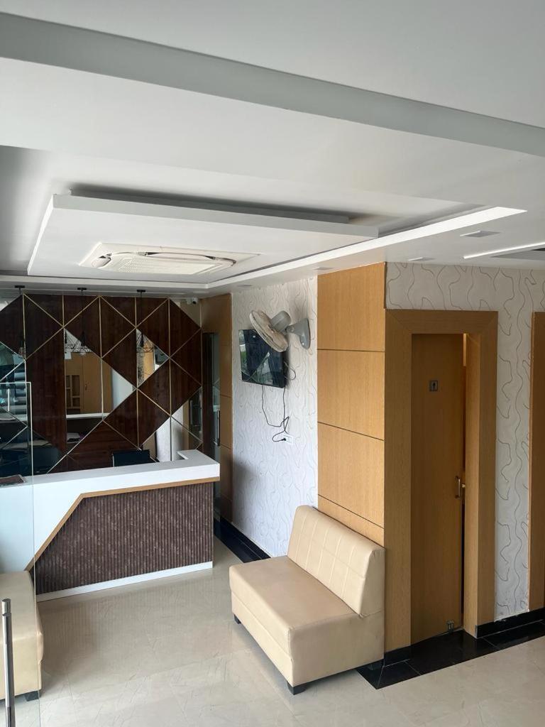 Hotel Royal Casa ラクナウ エクステリア 写真