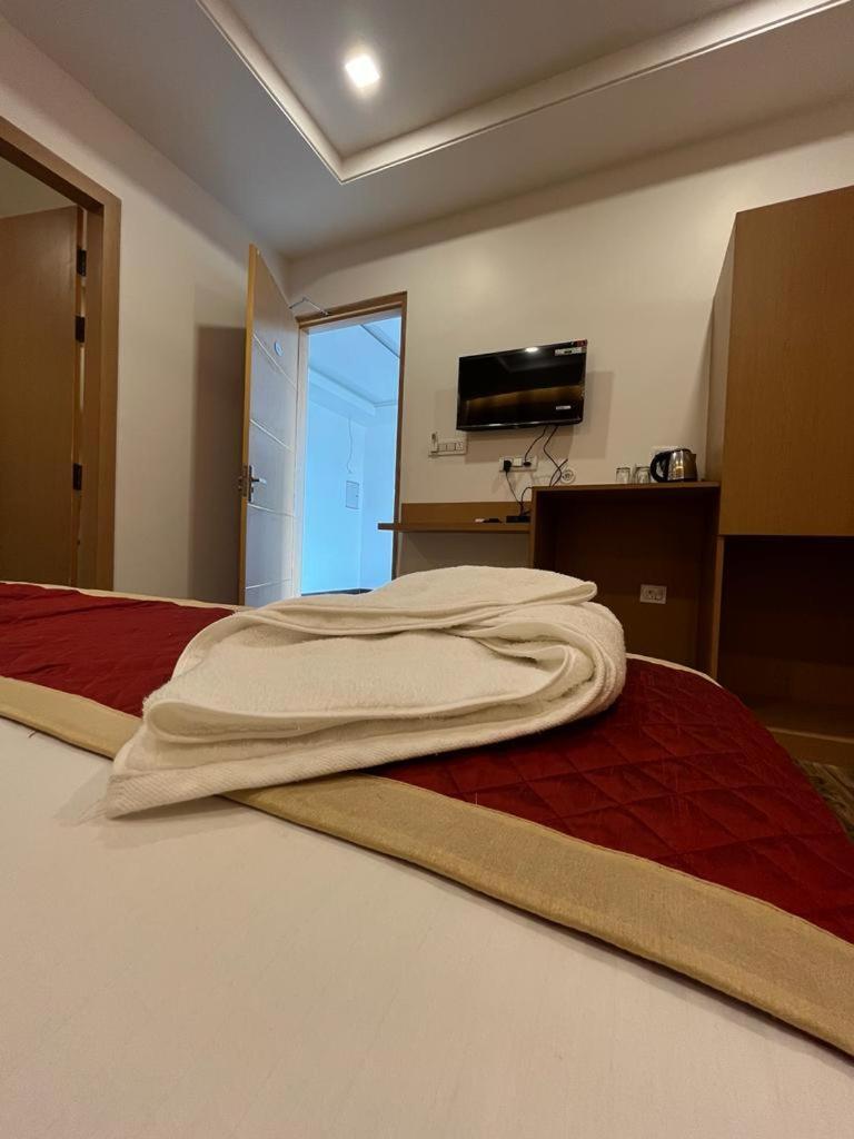 Hotel Royal Casa ラクナウ エクステリア 写真