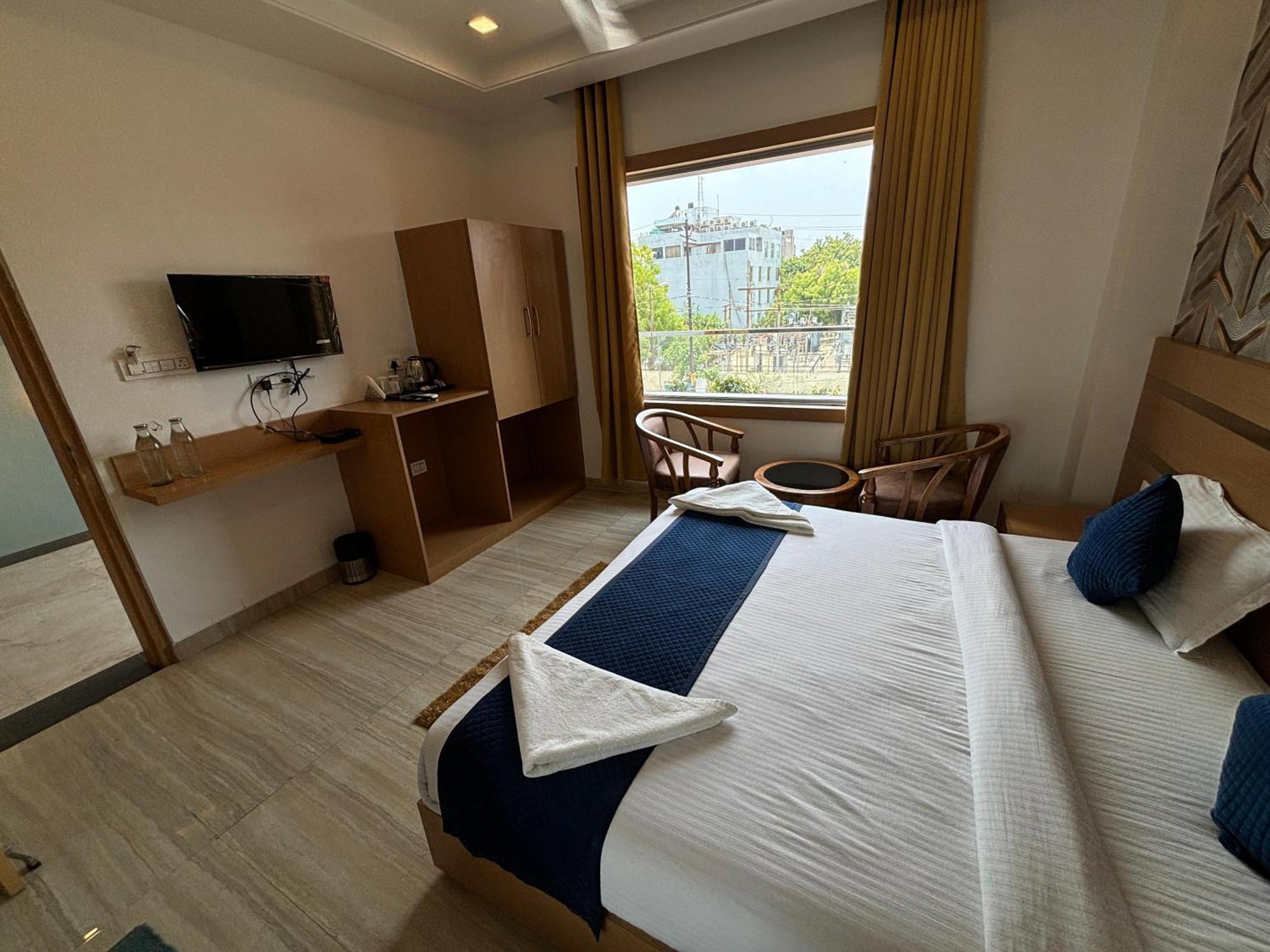 Hotel Royal Casa ラクナウ エクステリア 写真