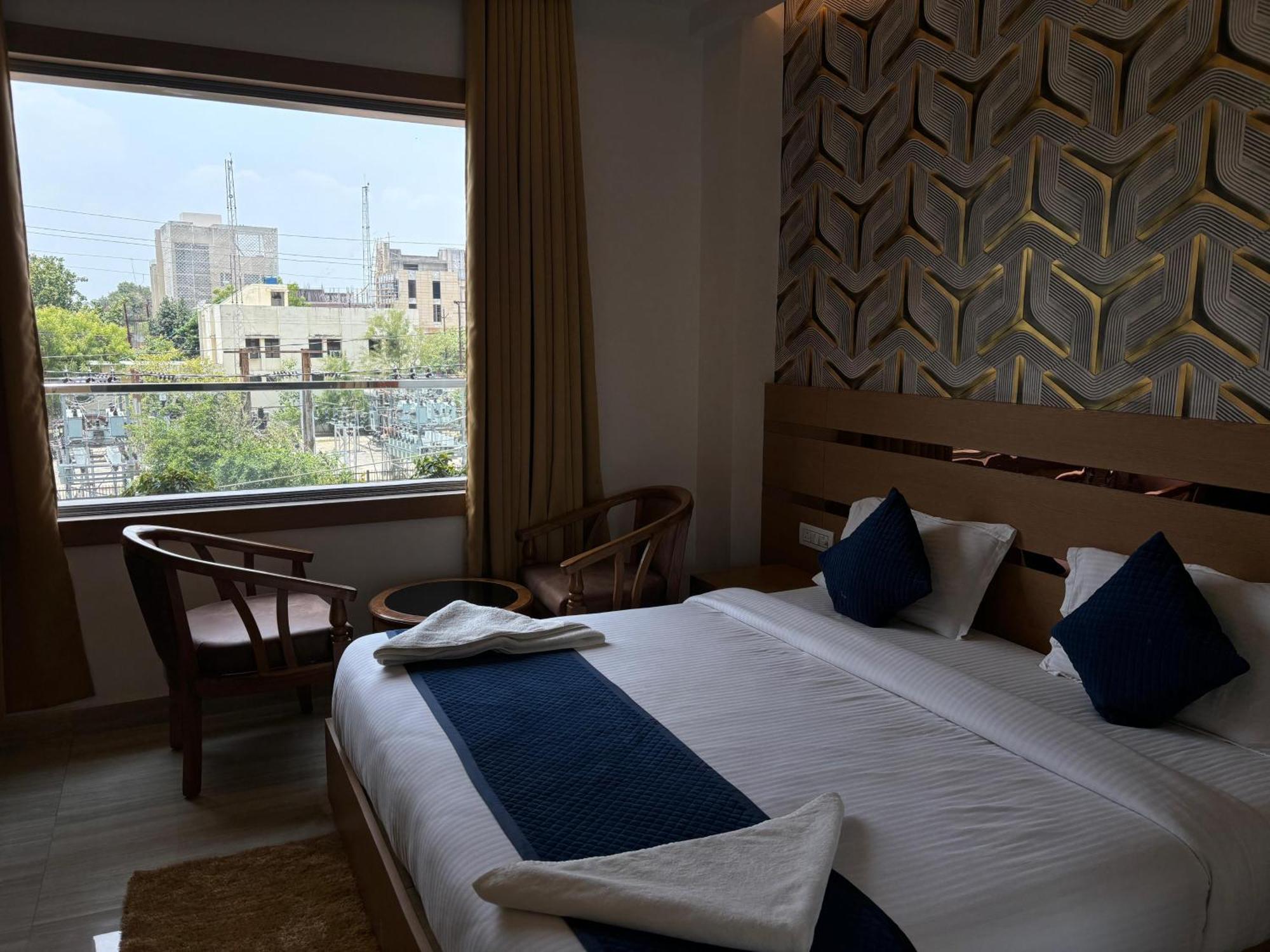 Hotel Royal Casa ラクナウ エクステリア 写真